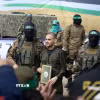 Lực lượng Hamas trao trả con tin Israel tại trại tị nạn al-Nuseirat, miền Trung Dải Gaza ngày 22/2/2025. (Ảnh: THX/TTXVN)