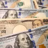 Đồng 1000 yen và 100 USD. (Ảnh: THX/TTXVN)