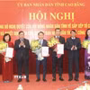 Lãnh đạo tỉnh Cao Bằng trao quyết định cho Giám đốc các sở, ngành mới thành lập. (Ảnh: Chu Hiệu/TTXVN)