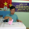Người dân đi bỏ phiếu sớm tại xã Tân Phú Đông, tỉnh Đồng Tháp. (Ảnh: Hữu Chí/TTXVN)