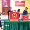 Cử tri khu vực biên giới Quảng Trị tự tay bỏ từng lá phiếu bầu chọn những đại biểu có đức, có tài, có tâm và trách nhiệm với đất nước, nhân dân. (Ảnh: TTXVN phát)
