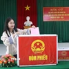 Cử tri Lê Thị Thắm, thôn 12, xã Thạch Hà, Hà Tĩnh háo hức với lần đầu tiên đi bầu cử. (Ảnh: Hoàng Ngà/TTXVN)