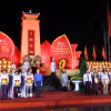 Đồng chí Trần Đức Thắng, Ủy viên Bộ Chính trị, Bí thư Thành ủy, Trưởng đoàn Đại biểu Quốc hội thành phố Hà Nội và đồng chí Nguyễn Minh Triết, Ủy viên dự khuyết Trung ương Đảng, Bí thư thường trực Trung ương Đoàn trao di ảnh cho các nhân thân liệt sỹ. (Ảnh: Minh Đức/TTXVN)