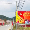 Tại các tuyến đường ở xã vùng cao Púng Luông ngập tràn khẩu hiệu và cờ hoa trước thềm Đại hội XIV của Đảng. (Ảnh: TTXVN phát)