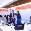 Phóng viên, biên tập viên của TTXVN tác nghiệp tại Trung tâm báo chí của Đại hội. (Ảnh: TTXVN phát)