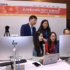 Phóng viên, biên tập viên của TTXVN tác nghiệp tại Trung tâm báo chí của Đại hội. (Ảnh: TTXVN phát)