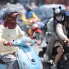 Hà Nội nắng nóng gay gắt, có nơi lên đến 37 độ C. (Ảnh: Minh Quyết/TTXVN)