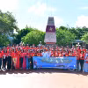 Các đại biểu chụp ảnh lưu niệm tại Cột mốc chủ quyền tại đảo Trường Sa. (Ảnh: Vietnam+)