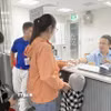 Hành khách xếp hàng mua vé giấy bằng tiền mặt do lỗi hệ thống bán vé không nhận chuyển khoản tại nhà ga Bến Thành. (Ảnh: Thanh Vũ/TTXVN)