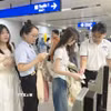 Hành khách đi metro Bến Thành-Suối Tiên tại nhà ga Bến Thành. (Ảnh: Thanh Vũ/TTXVN)