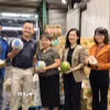 Đại diện Thương vụ Việt Nam tại Australia, Tập đoàn 4 Ways Fresh, tiểu thương Việt Nam và nhân viên chợ đầu mối Sydney Market tại sự kiện ra mắt trái bưởi Việt Nam tại thị trường Australia. (Ảnh: Trung Trang/TTXVN)