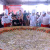 Các nghệ nhân trình diễn đổ chiếc bánh xèo khổng lồ có 100 con tôm hùm trong khuôn khổ Lễ hội Bánh dân gian Nam Bộ. Ảnh minh họa. (Ảnh: Trung Kiên/TTXVN)