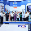 Các đại biểu tại không gian trưng bày của TTXVN tại Hội báo toàn quốc 2026. (Ảnh: An Đăng/TTXVN)