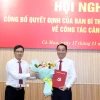 Ông Nguyễn Thành Tâm, Phó trưởng Ban Tổ chức Trung ương trao quyết định của Ban Bí thư điều động, bổ nhiệm cho ông Lữ Quang Ngời. (Ảnh: Trung Hiếu/TTXVN)