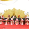 Các đại biểu Việt Nam và Lào cắt băng khánh thành và bàn giao Tượng đài “Tình đoàn kết liên minh chiến đấu Việt Nam-Lào.” (Ảnh: Xuân Tú/TTXVN)
