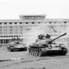 Sáng 30/4/1975, từ khắp mọi hướng, hàng trăm xe tăng, xe thiết giáp cùng bộ binh đồng loạt thẳng tiến Phủ Tổng thống Ngụy quyền Sài Gòn, giải phóng Sài Gòn. (Ảnh: Mai Hưởng/TTXVN)