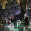 Khách du lịch tham quan quần thể hang động tại Vườn quốc gia Phong Nha-Kẻ Bàng. (Ảnh: TTXVN phát)