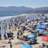 Người dân tại bãi biển Santa Monica ở Los Angeles, California, Mỹ. (Ảnh: THX/TTXVN)
