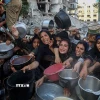 Người dân Palestine chờ được phát thực phẩm cứu trợ tại Gaza. (Ảnh: THX/TTXVN)