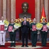 Chủ tịch nước Lương Cường trao Quyết định thăng cấp bậc hàm từ Trung tướng lên Thượng tướng đối với đồng chí Tô Ân Xô, Trợ lý Tổng Bí thư, Phụ trách Văn phòng Tổng Bí thư; thăng quân hàm từ Trung tướng lên Thượng tướng đối với các đồng chí: Thái Đại Ngọc, Ủy viên Trung ương Đảng, Ủy viên Quân ủy Trung ương, Phó Tổng Tham mưu trưởng Quân đội nhân dân Việt Nam; Phạm Trường Sơn, Phó Tổng Tham mưu trưởng Quân đội nhân dân Việt Nam; Trương Thiên Tô, Phó Chủ nhiệm Tổng cục Chính trị Quân đội nhân dân Việt Nam. (Ảnh: Lâm Khánh/TTXVN)