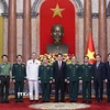 Chủ tịch nước Lương Cường, lãnh đạo Đảng, Nhà nước với các đồng chí được thăng quân hàm, cấp bậc hàm Thượng tướng. (Ảnh: Lâm Khánh/TTXVN)