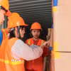 Thực hành quy trình nhập kho hàng hóa trong container tại Trung tâm logistics mới được xây dựng của Trường Cao đẳng Hàng hải I. (Ảnh: Hoàng Hiếu/TTXVN)