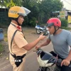 Đội Cảnh sát giao thông số 3, lập chốt kiểm tra nồng độ cồn trên quốc lộ 13 trong ngày 2/8. (Ảnh: Đậu Tất Thành/TTXVN)