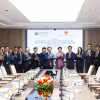 Hai Bộ trưởng chụp ảnh lưu niệm với đoàn công tác của hai Bộ. (Nguồn: Bộ Nông nghiệp và Môi trường)