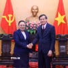 Đồng chí Đoàn Minh Huấn, Ủy viên Bộ Chính trị, Giám đốc Học viện Chính trị quốc gia Hồ Chí Minh tiếp đồng chí Khamphao Ernthavanh, Đại sứ Lào tại Việt Nam. (Ảnh: Văn Điệp/TTXVN)