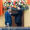 Chủ tịch Quốc hội Trần Thanh Mẫn trao Huy hiệu 45 năm tuổi Đảng cho Chủ nhiệm Ủy ban Dân nguyện và Giám sát Dương Thanh Bình. (Ảnh: TTXVN phát)