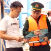 Lực lượng biên phòng tuyên truyền các quy định về khai thác thủy sản tại phường Nam Triệu. (Ảnh: Hoàng Ngọc/TTXVN)