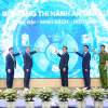 Phó Thủ tướng Hồ Quốc Dũng và các đại biểu thực hiện nghi thức bấm nút triển khai nền tảng số về Thi hành án dân sự. (Ảnh: Phạm Kiên/TTXVN)