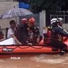 Lực lượng cứu hộ sơ tán người dân. (Ảnh minh họa: THX/TTXVN phát)