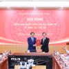 Đồng chí Phan Đình Trạc, Ủy viên Bộ Chính trị, Bí thư Trung ương Đảng, Trưởng Ban Nội chính Trung ương trao Quyết định của Bộ Chính trị cho đồng chí Lê Hồng Quang. (Ảnh: Phương Hoa/TTXVN)