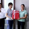 Tổng Giám đốc TTXVN Vũ Việt Trang tặng quà cho gia đình được TTXVN hỗ trợ xây dựng nhà mới. (Ảnh: Quang Cường/TTXVN)
