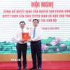 Ông Nguyễn Trọng Nghĩa, Ủy viên Bộ Chính trị, Bí thư Trung ương Đảng, Trưởng Ban Tuyên giáo và Dân vận Trung ương trao Quyết định của Ban Bí thư cho ông Trần Thanh Lâm. (Ảnh: Phương Hoa/TTXVN)