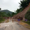 Mưa lớn gây sạt lở. (Ảnh: Hương Thu/TTXVN)