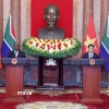 Chủ tịch nước Lương Cường và Tổng thống Nam Phi Matamela Cyril Ramaphosa gặp gỡ báo chí, thông báo về kết quả hội đàm giữa hai bên. (Ảnh: Lâm Khánh/TTXVN)