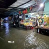 Nước từ sông tràn qua đường nhựa vào nhà dân (phường Tân Hạnh, tỉnh Vĩnh Long) gây khó khăn cho người dân. (Ảnh: Lê Thúy Hằng/TTXVN)