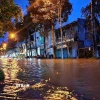 Tuyến đường gần bờ kè sông Tiền (phường Long Châu) bị ngập nước. (Ảnh: Lê Thúy Hằng/TTXVN)