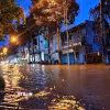 Tuyến đường gần bờ kè sông Tiền (phường Long Châu) bị ngập nước. (Ảnh: Lê Thúy Hằng/TTXVN)