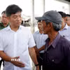 Phó chủ tịch UBND tỉnh Quảng Ngãi Đỗ Tâm Hiển (áo trắng) trao đổi với ngư dân phường Sa Huỳnh về công tác phòng, chống IUU. (Ảnh: Lê Phước Ngọc/TTXVN)
