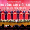 Tổng Bí thư Tô Lâm và các đồng chí lãnh đạo Đảng, Nhà nước cắt băng khai mạc Triển lãm "Đảng Cộng sản Việt Nam - Từ Đại hội đến Đại hội." (Ảnh: Thống Nhất/TTXVN)