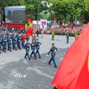 Các khối đi bộ của lực lượng Quân đội nhân dân diễu binh trên tuyến phố Hàng Khay-Tràng Tiền. (Ảnh: Phan Phương/TTXVN)