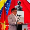 Ủy viên Bộ Chính trị, Phó Chủ tịch phụ trách dân vận Đảng PSUV Nahum Fernández phát biểu tại lễ kỷ niệm. (Ảnh: TTXVN phát)