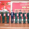 Trao Quyết định điều động, bổ nhiệm 96 sỹ quan quân đội về các xã, phường, đặc khu ở Quảng Ngãi. (Ảnh: TTXVN phát)