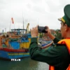 Bộ đội biên phòng tỉnh Gia Lai thường xuyên kiểm tra, ghi lại hình ảnh vị trí neo đậu của tàu cá "3 không." (Ảnh: Đình Quân/TTXVN)