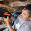Ngư dân kiểm tra thiết bị giám sát hành trình trên biển trước khi ra khơi đánh bắt thủy sản. (Ảnh: Tường Quân/TTXVN)