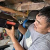 Ngư dân kiểm tra thiết bị giám sát hành trình trên biển trước khi ra khơi đánh bắt thủy sản. (Ảnh: Tường Quân/TTXVN)