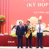 Ủy viên Trung ương Đảng, Bí thư Tỉnh ủy, Chủ tịch Hội đồng Nhân dân tỉnh Lai Châu Lê Minh Ngân và Chủ tịch Ủy ban Nhân dân tỉnh Lai Châu Hà Quang Trung tặng hoa chúc mừng ông Lý Công Hậu. (Ảnh: Việt Dũng/TTXVN)